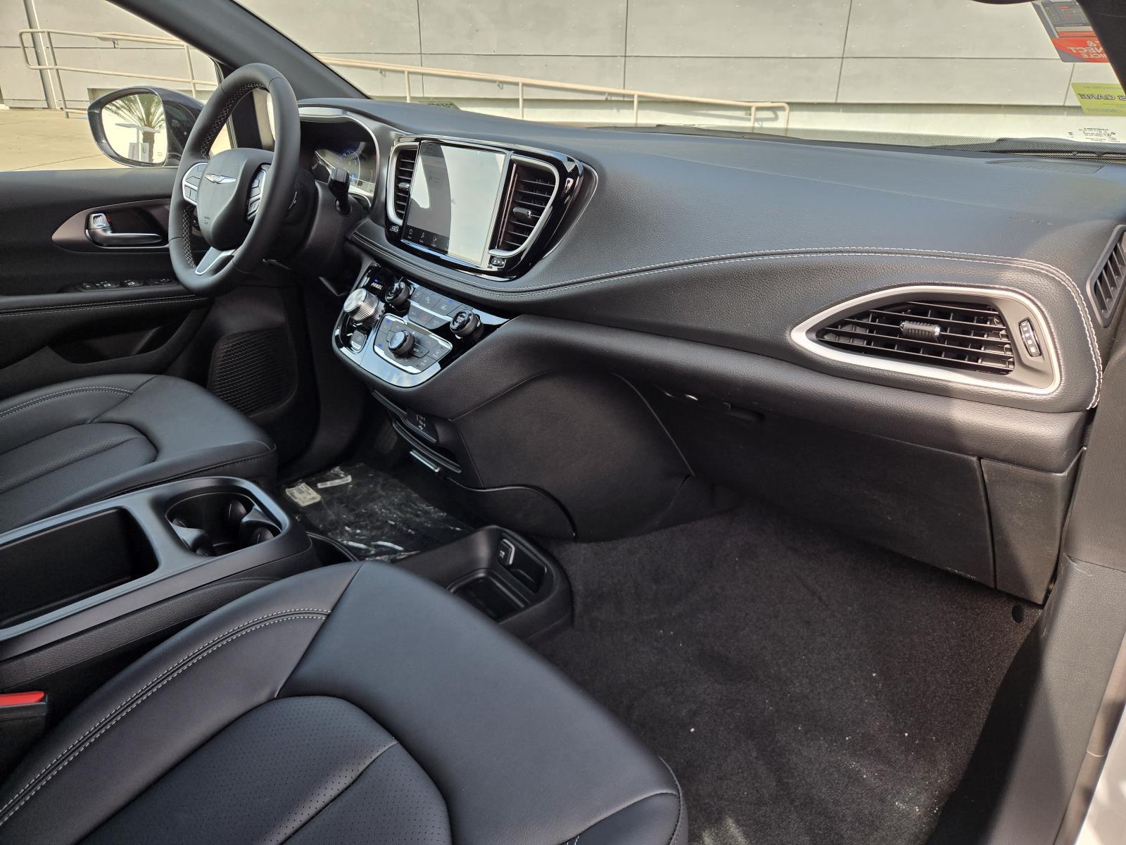 2026 Chrysler Pacifica Select - Photo 31