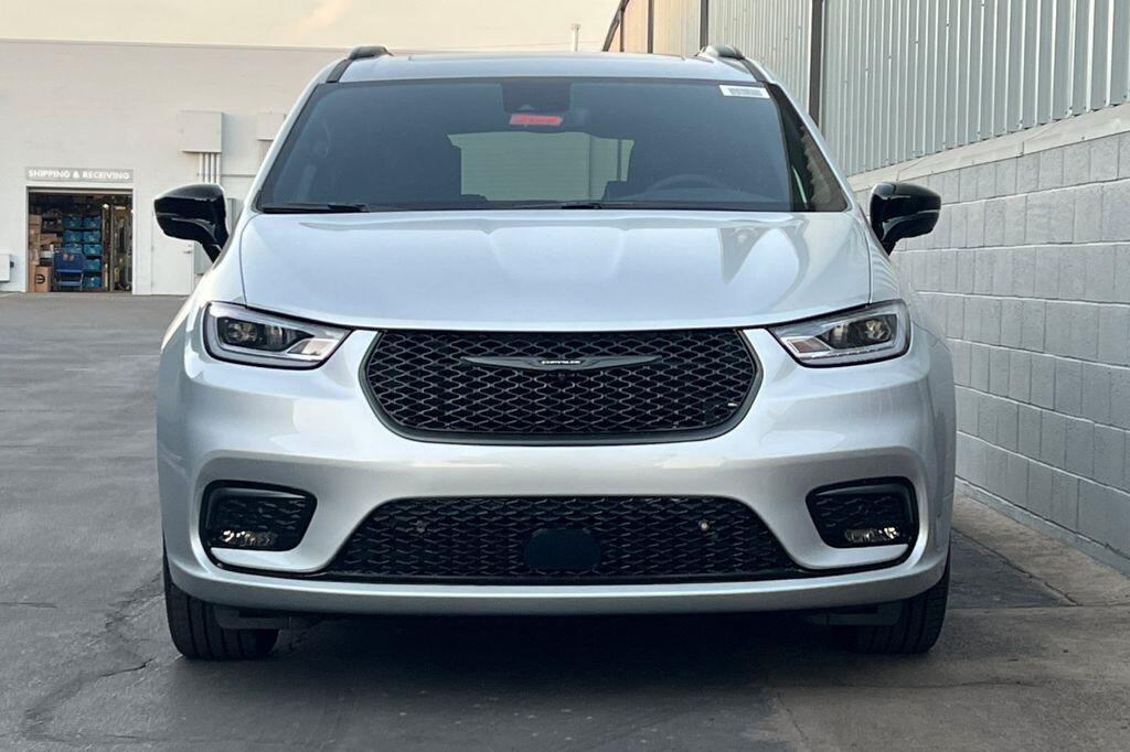 2026 Chrysler Pacifica Limited - Photo 9