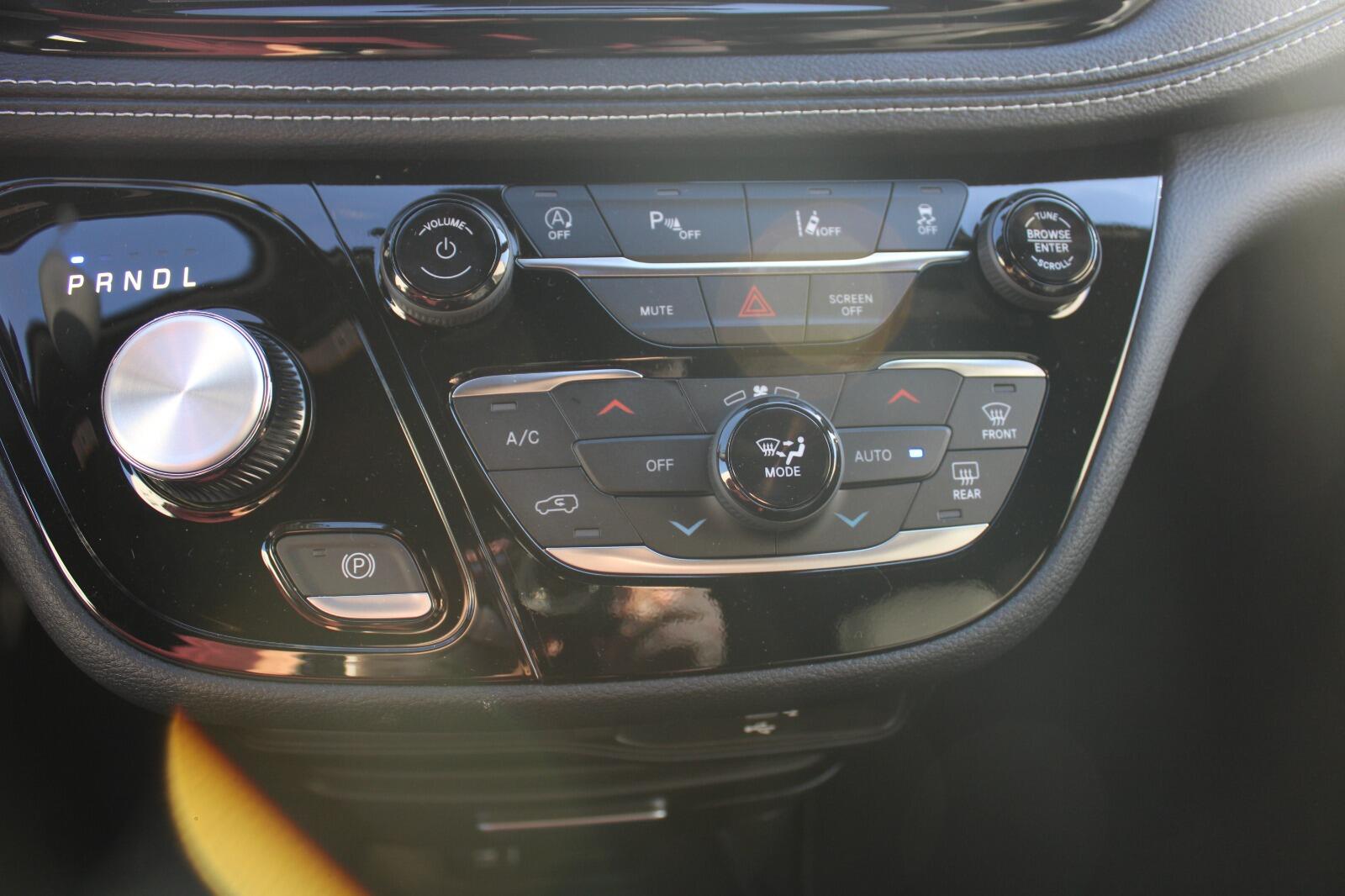 2026 Chrysler Pacifica Select - Photo 18