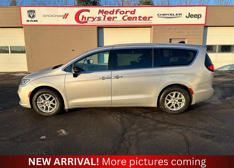 2024 Chrysler Pacifica Touring L's photo