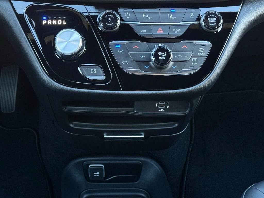 2026 Chrysler Voyager LX - Photo 12