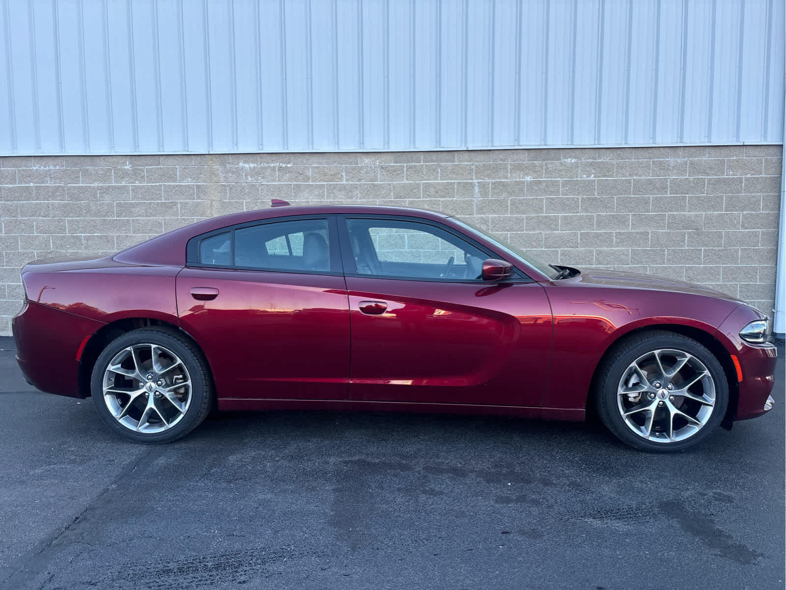 Used 2022 Dodge Charger SXT with VIN 2C3CDXBGXNH243570 for sale in Wilmington, OH