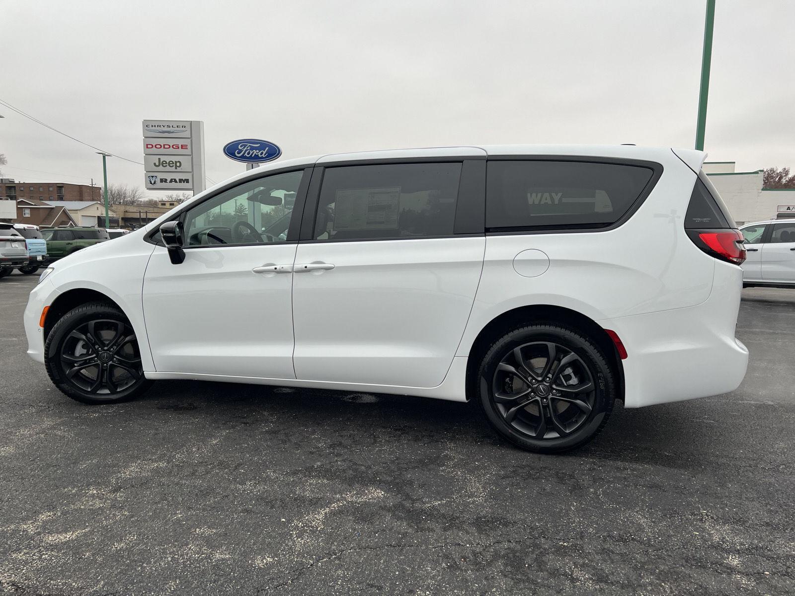 2026 Chrysler Pacifica Select - Photo 10