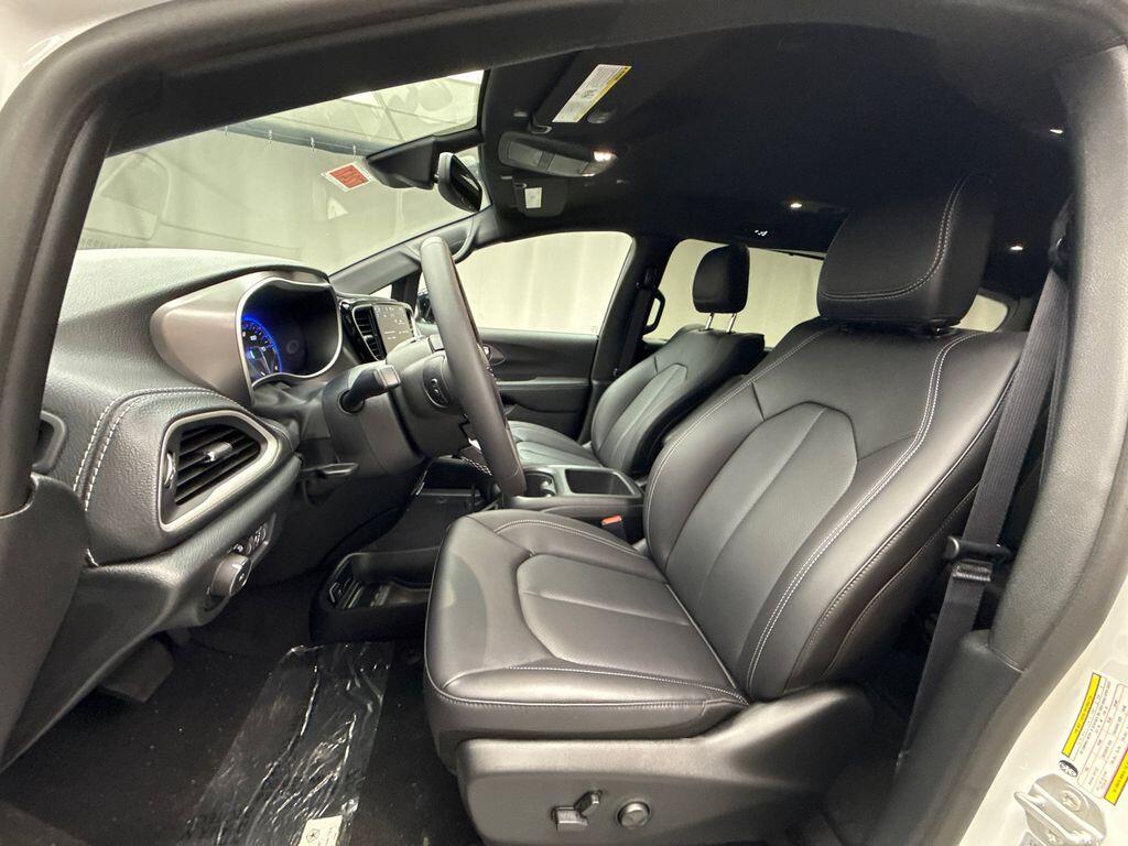 2026 Chrysler Pacifica Select - Photo 8