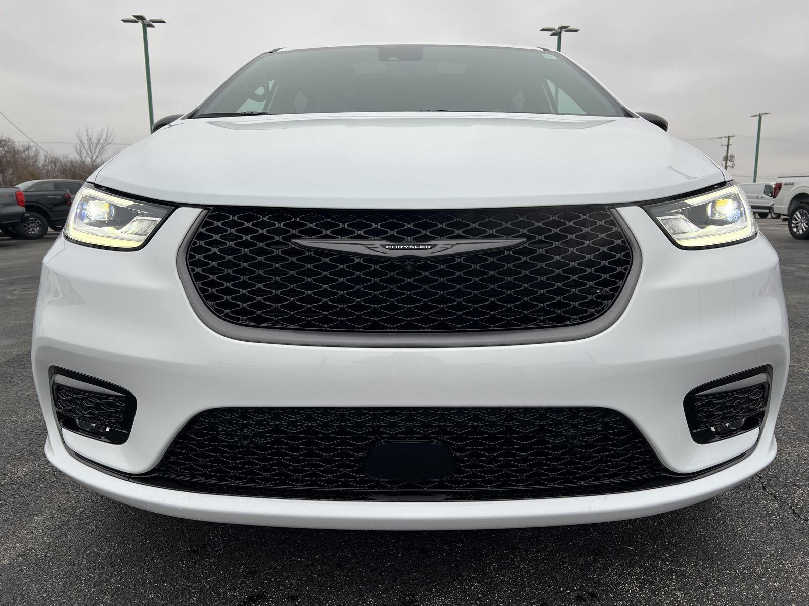 2026 Chrysler Pacifica Select - Photo 13