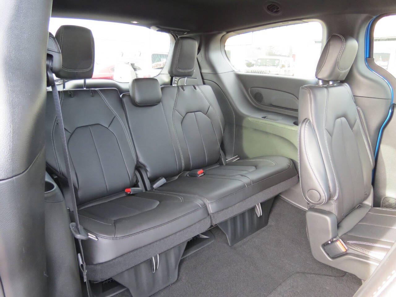 2026 Chrysler Pacifica Select - Photo 19