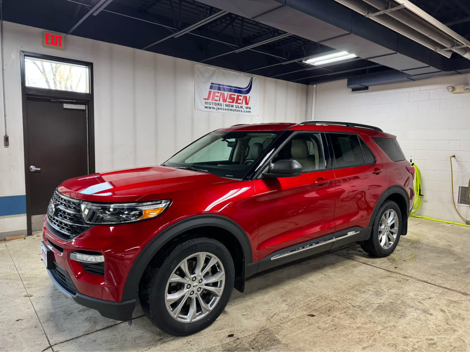 2023 Ford Explorer XLT's photo