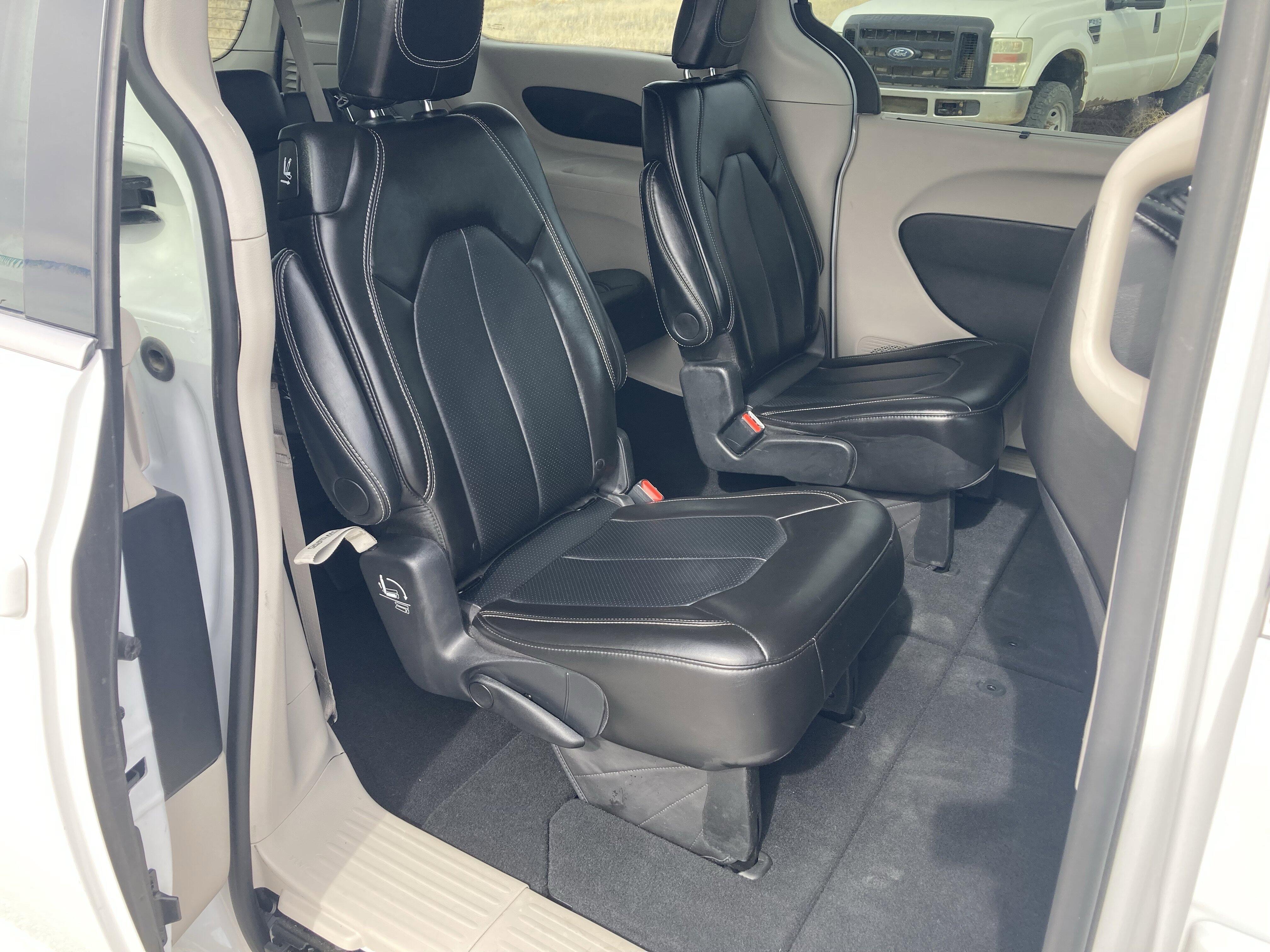 2024 Chrysler Pacifica Touring L - Photo 10