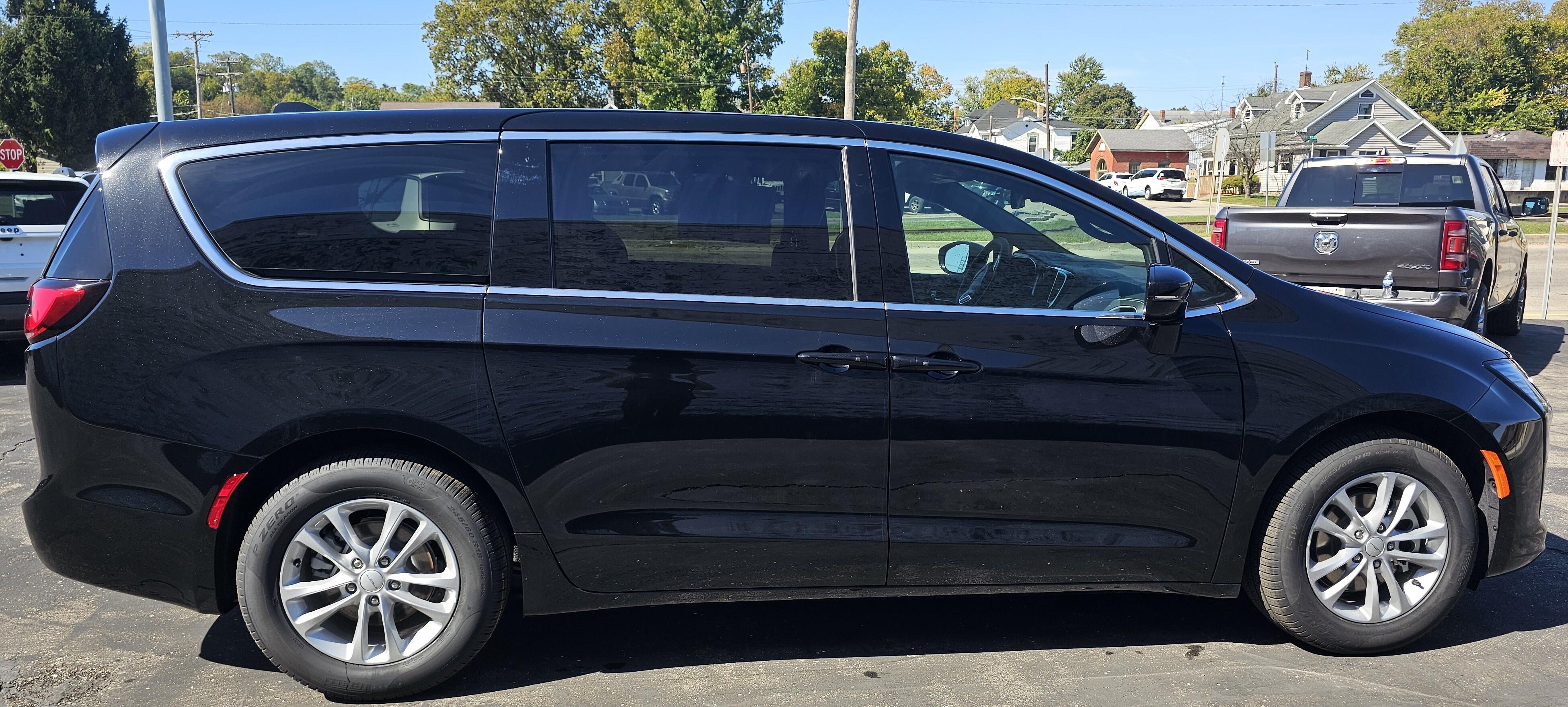 2027 Chrysler Pacifica Select