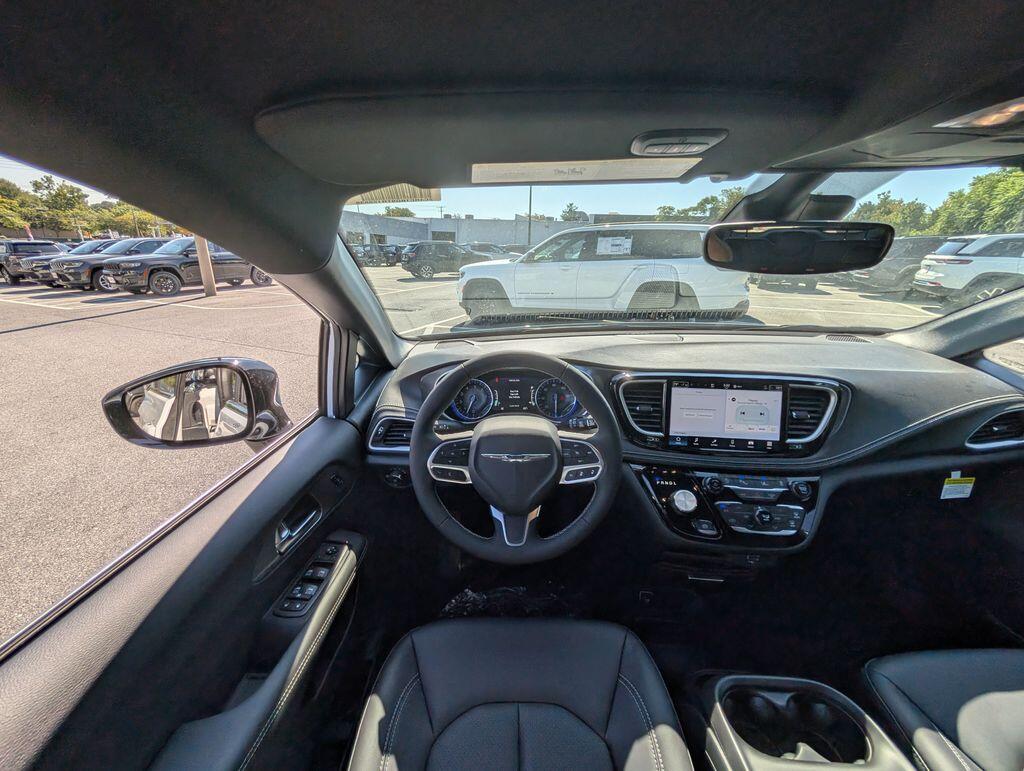 2026 Chrysler Pacifica Select - Photo 11