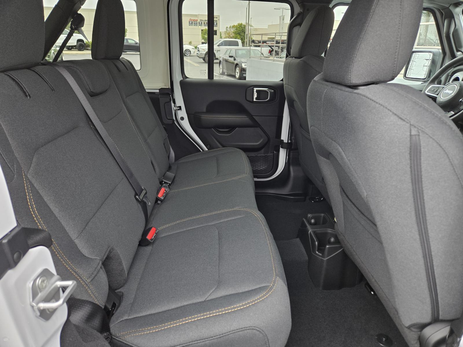 2025 Jeep Wrangler 4-Door Sahara - Photo 30