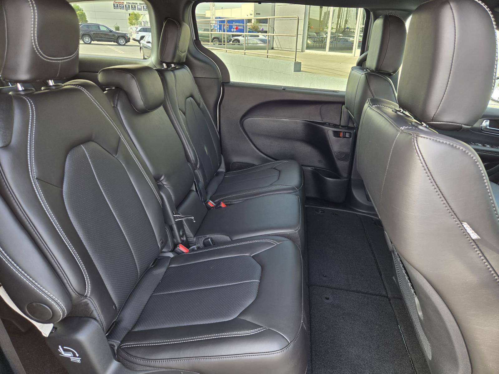 2026 Chrysler Pacifica Select - Photo 30