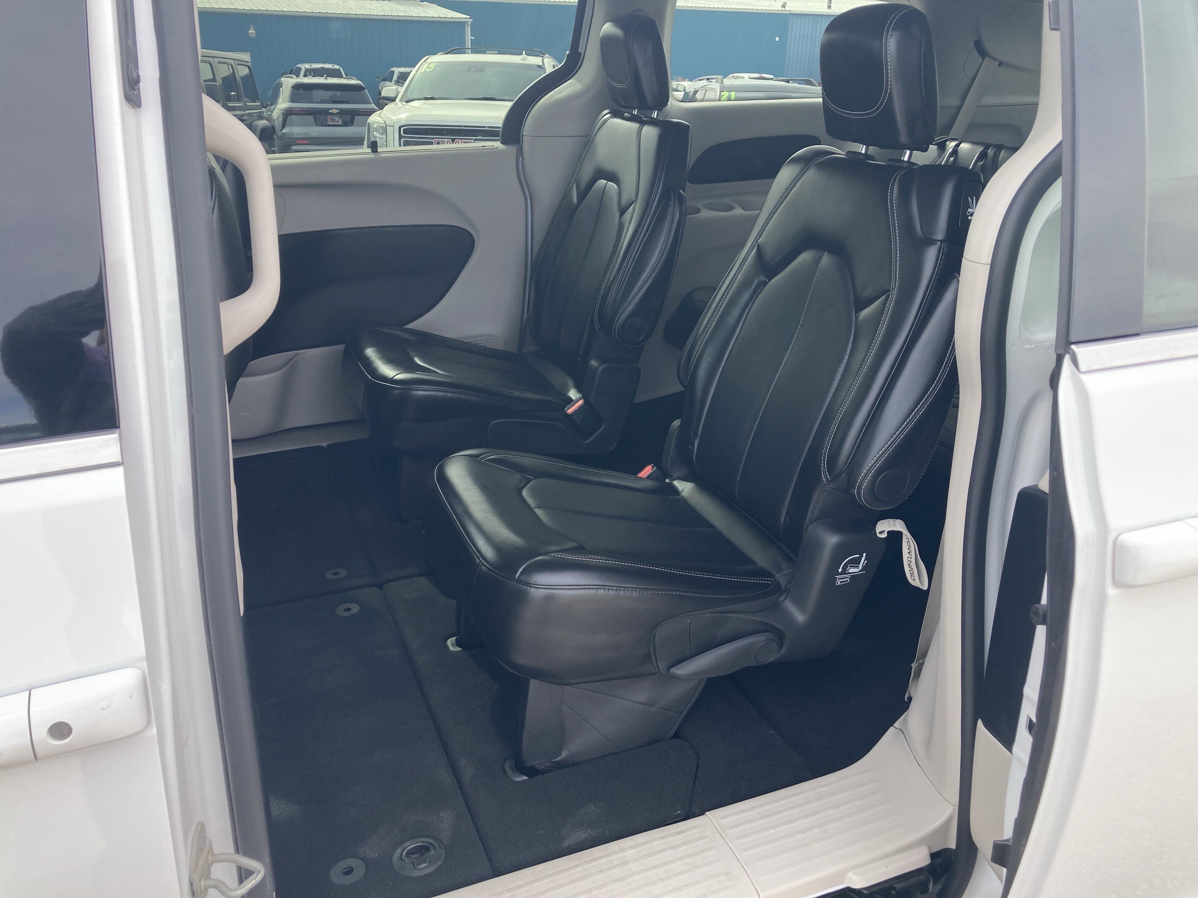 2024 Chrysler Pacifica Touring L - Photo 12