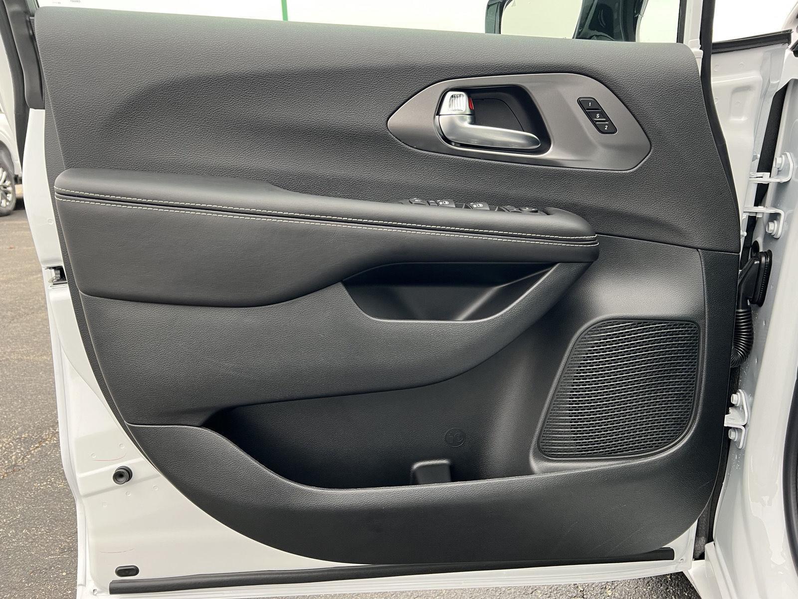 2026 Chrysler Pacifica Select - Photo 14