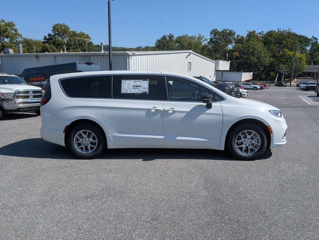 2026 Chrysler Pacifica Select - Photo 29