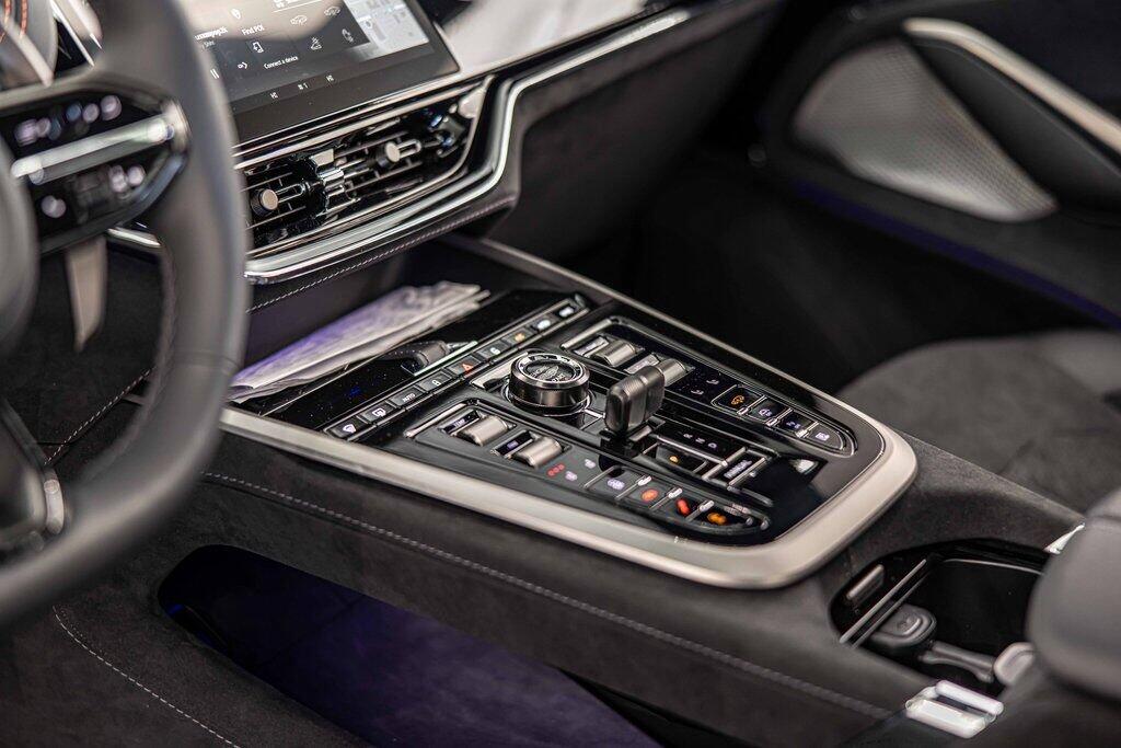 2026 Aston Martin DBX S - Photo 21