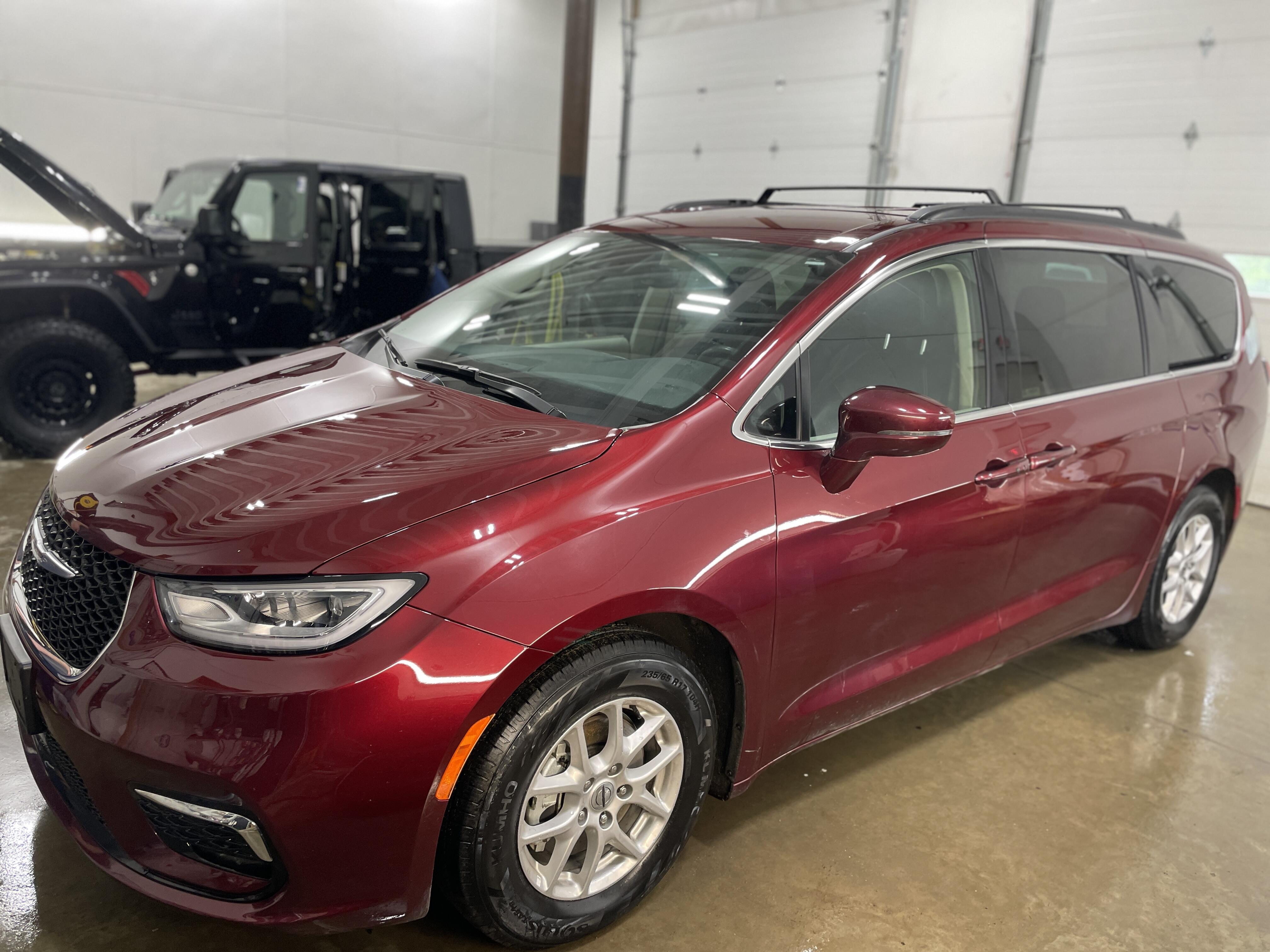 2022 Chrysler Pacifica Touring L's photo