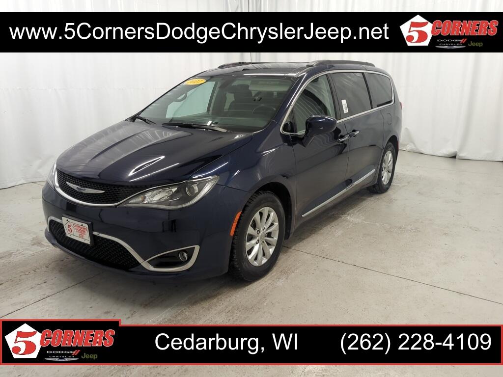 2017 Chrysler Pacifica Touring-L's photo