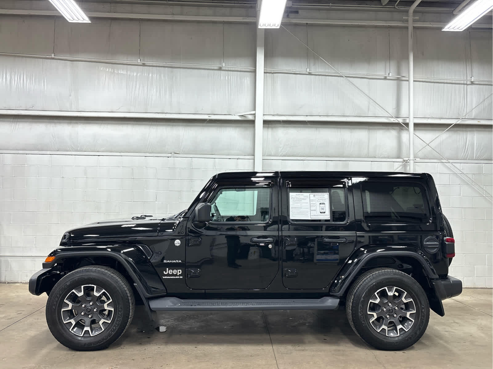 Used 2024 Jeep Wrangler 4-Door Sahara with VIN 1C4PJXEG8RW233659 for sale in Wilmington, OH