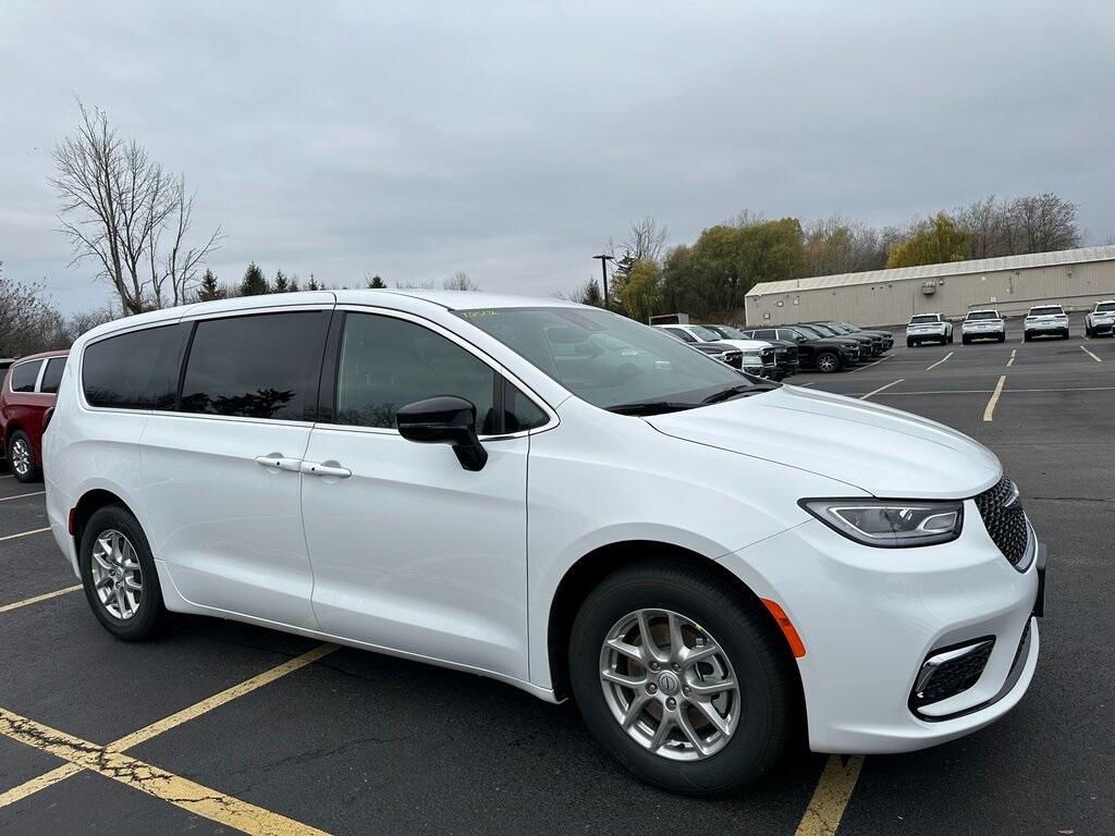 2026 Chrysler Pacifica Select's photo