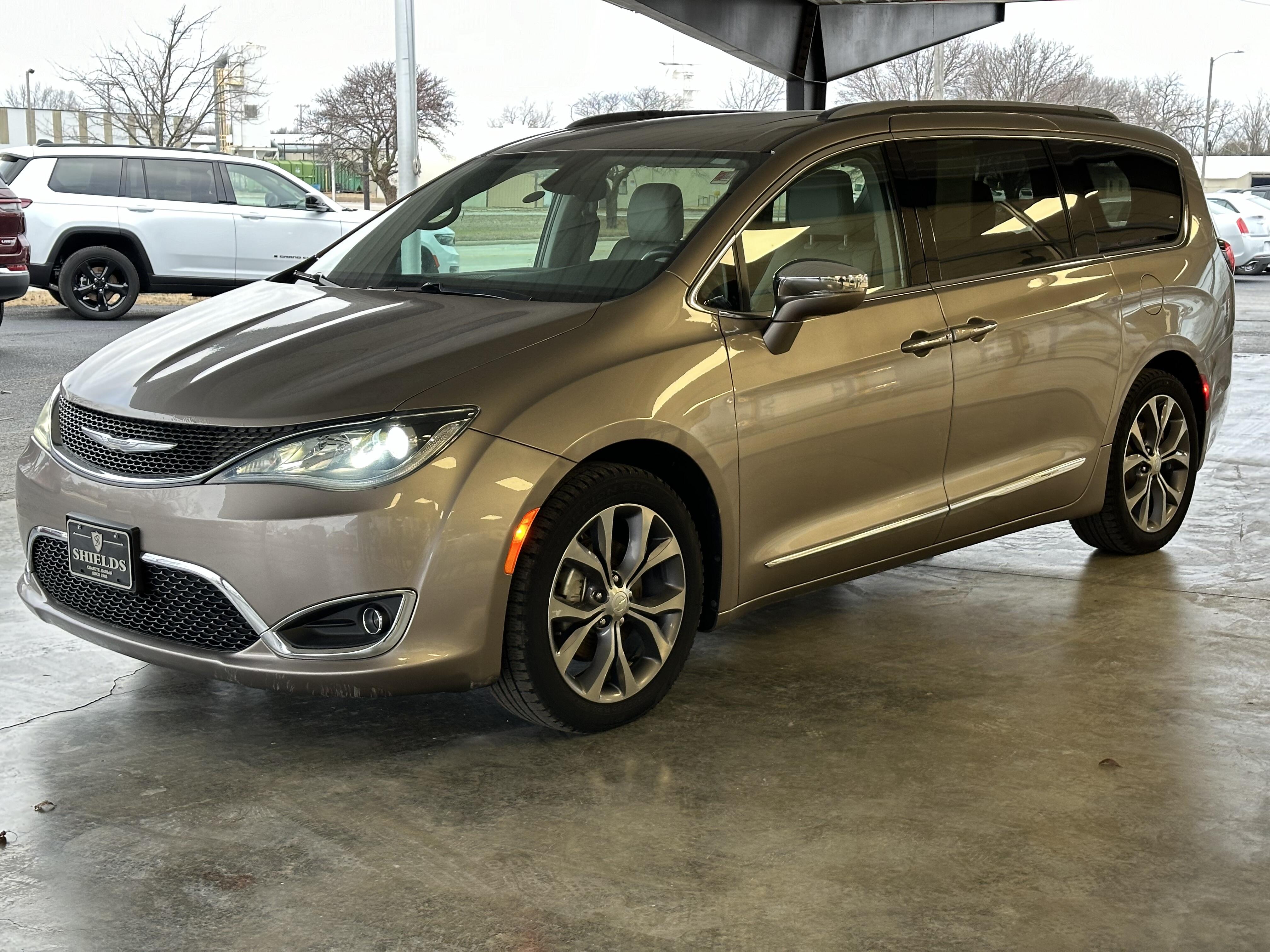 Used 2017 Chrysler Pacifica Limited with VIN 2C4RC1GGXHR754452 for sale in Chanute, KS