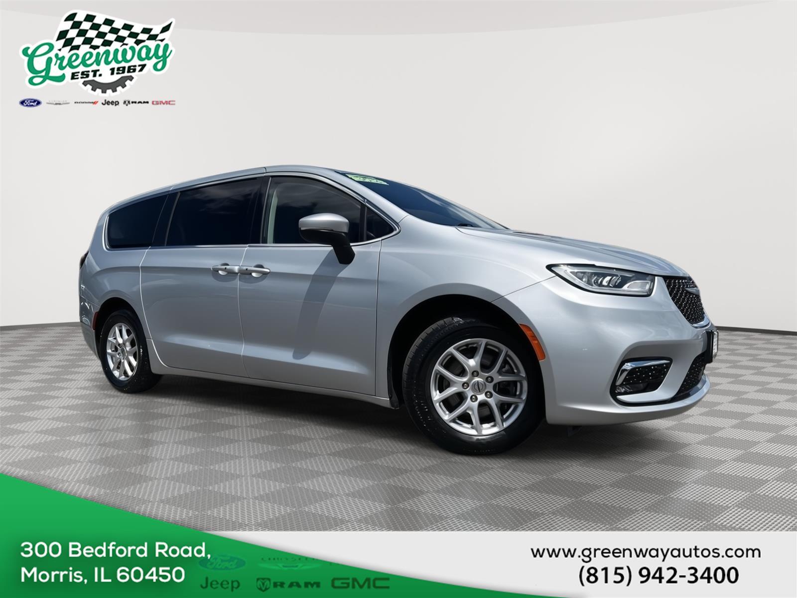 2023 Chrysler Pacifica Touring L's photo