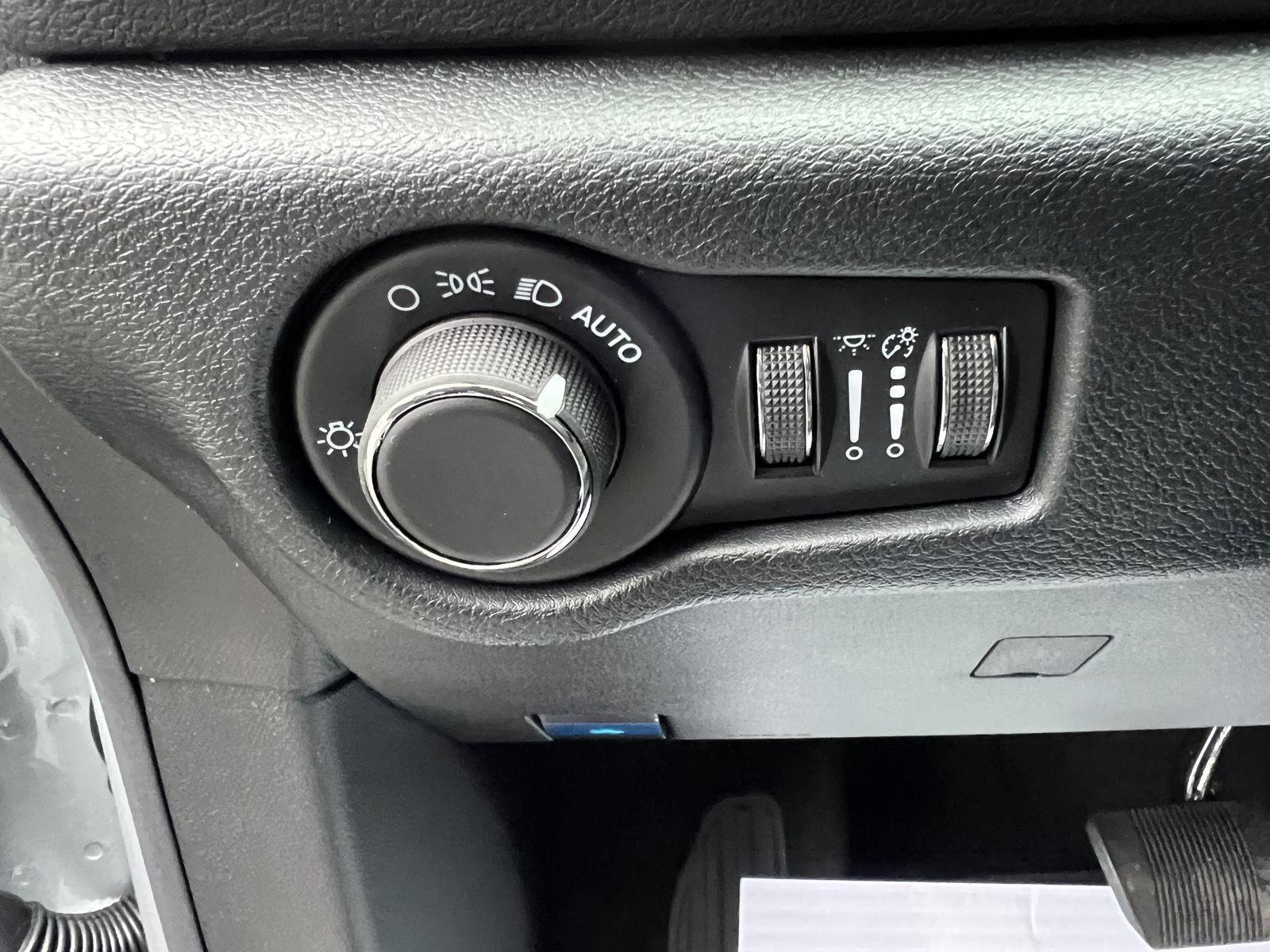 2026 Chrysler Voyager LX - Photo 16