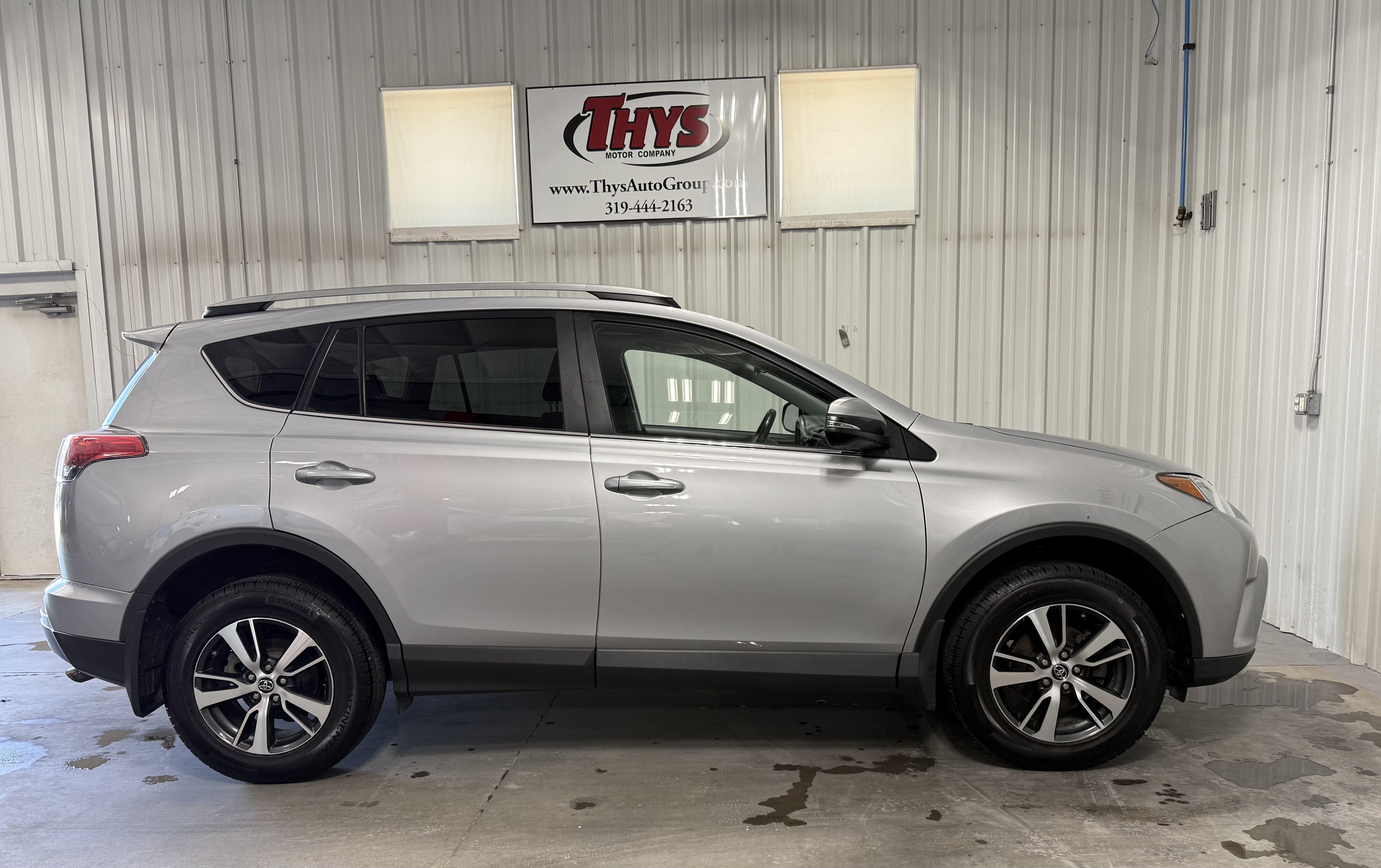 Used 2018 Toyota RAV4 XLE with VIN 2T3RFREV8JW829622 for sale in Belle Plaine, IA