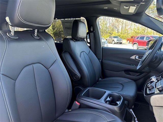 2025 Chrysler Pacifica Select - Photo 25
