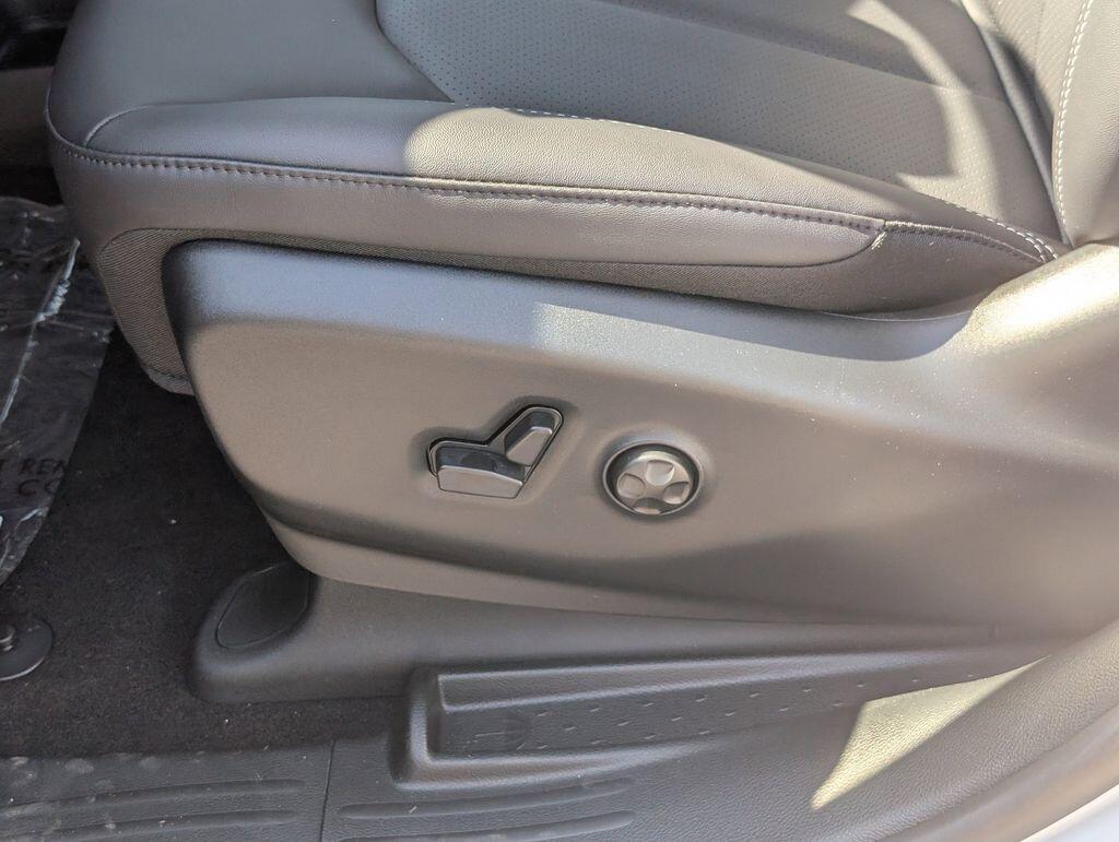 2026 Chrysler Voyager LX - Photo 14