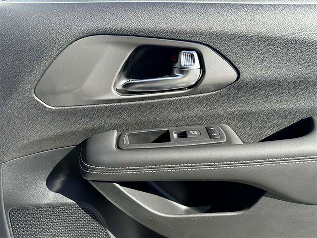 2025 Chrysler Pacifica Select - Photo 26