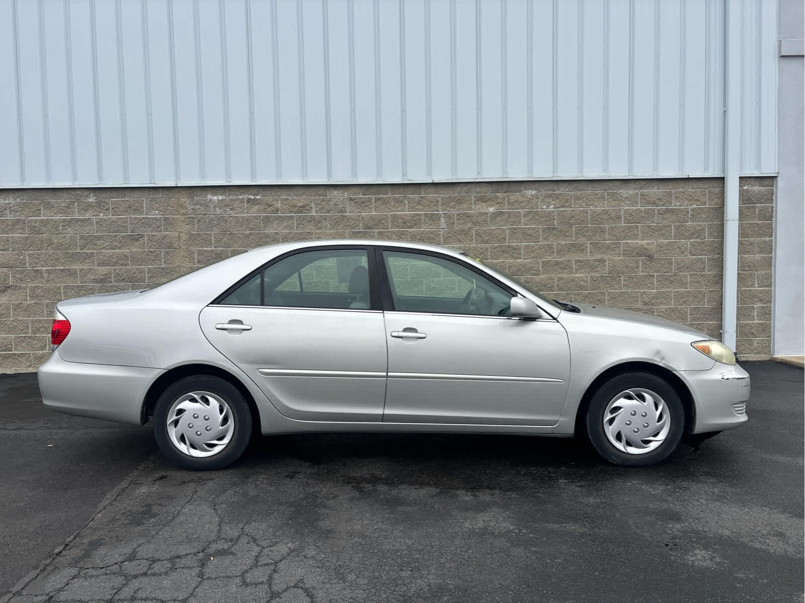 Used 2005 Toyota Camry LE with VIN 4T1BE32KX5U038471 for sale in Wilmington, OH