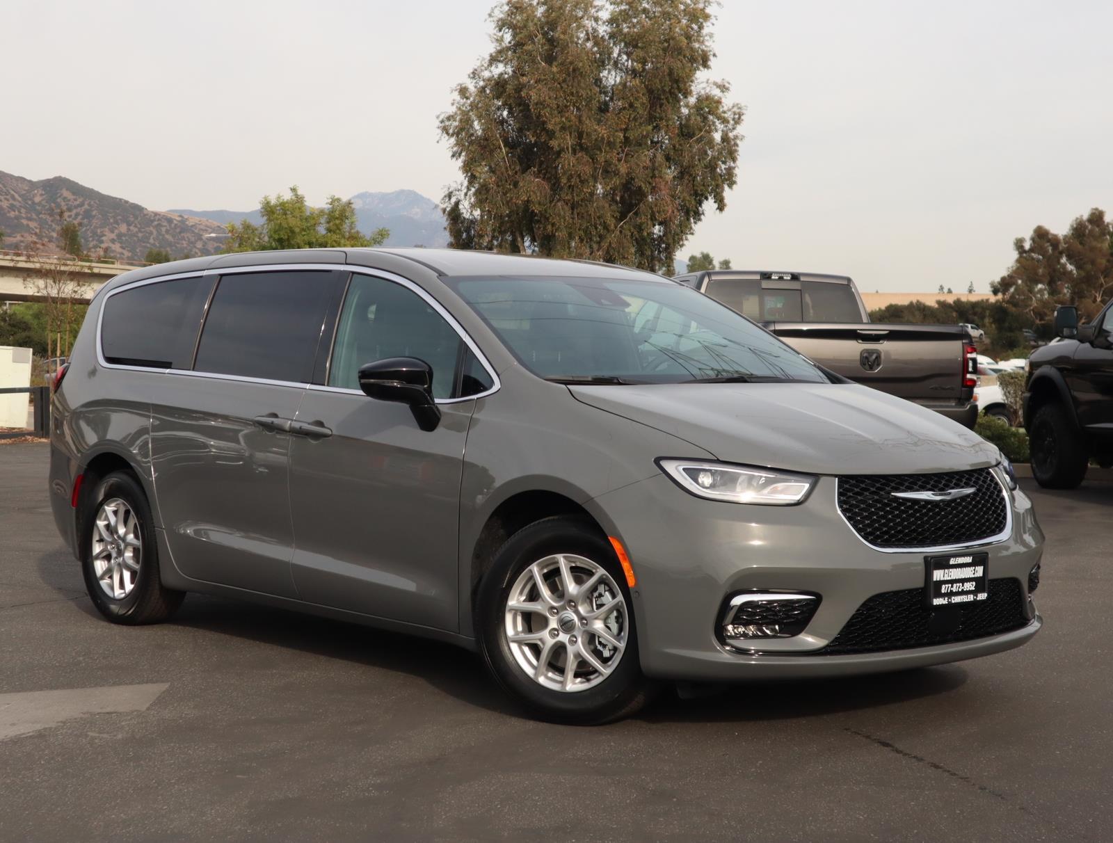 2025 Chrysler Pacifica Select's photo