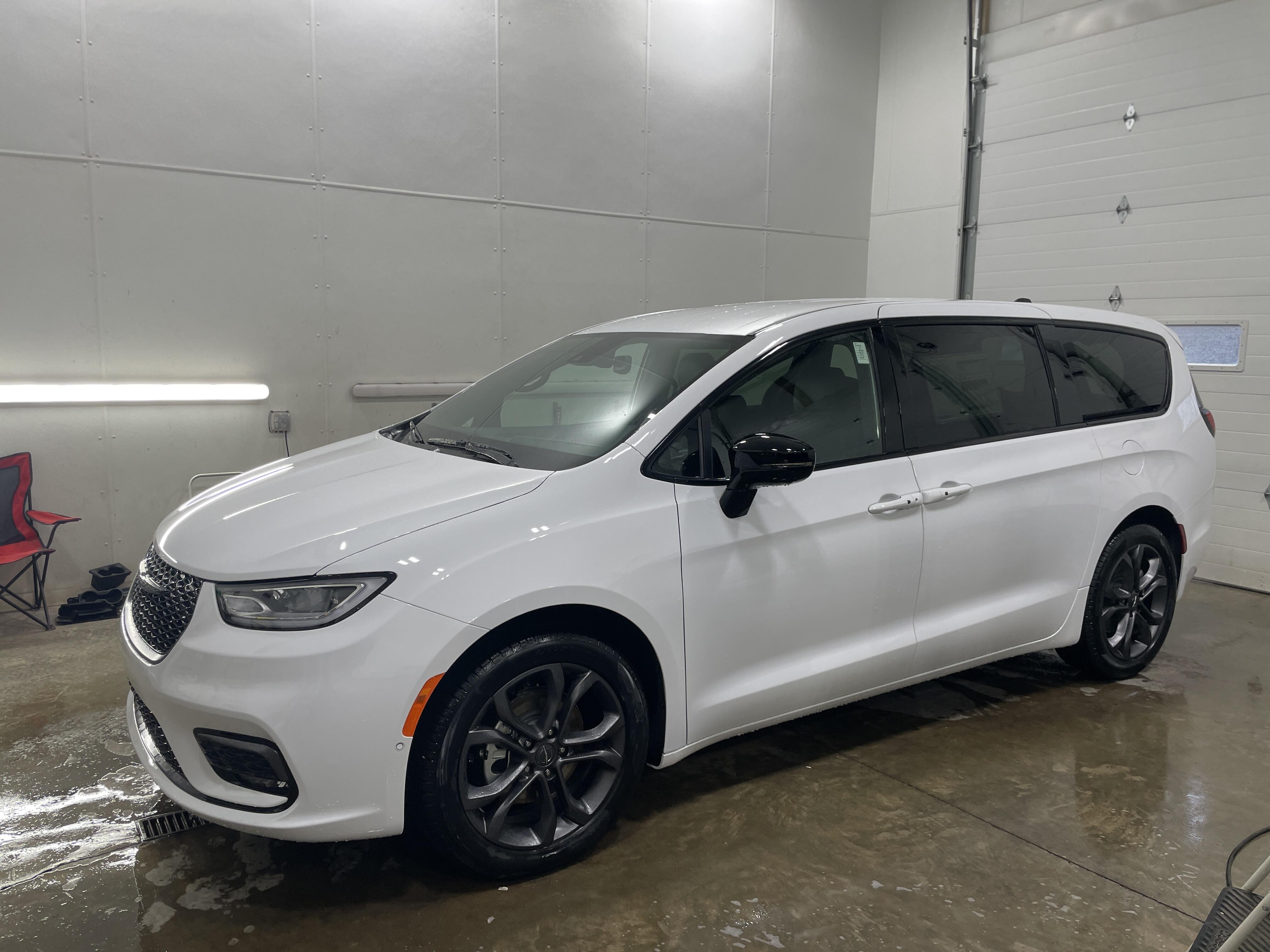 2026 Chrysler Pacifica Select's photo