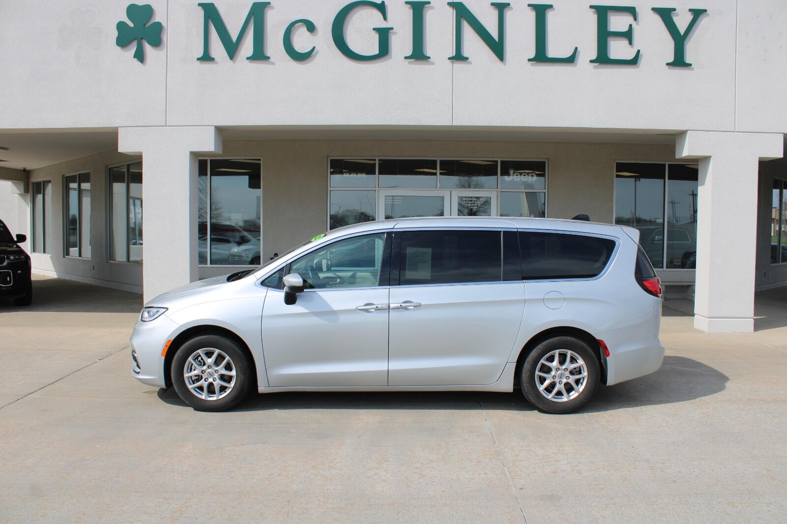 2023 Chrysler Pacifica Touring L's photo