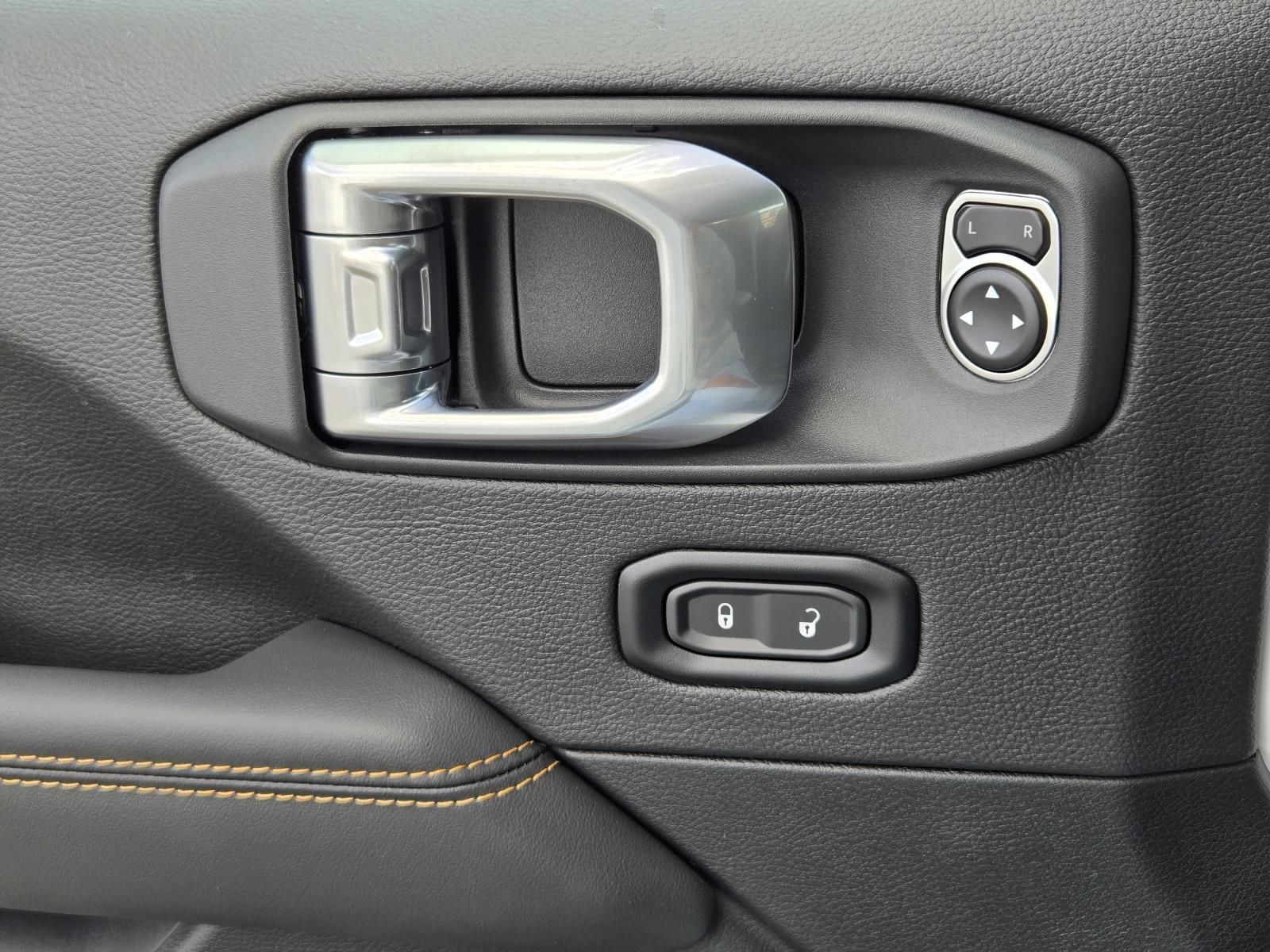 2025 Jeep Wrangler 4-Door Sahara - Photo 23