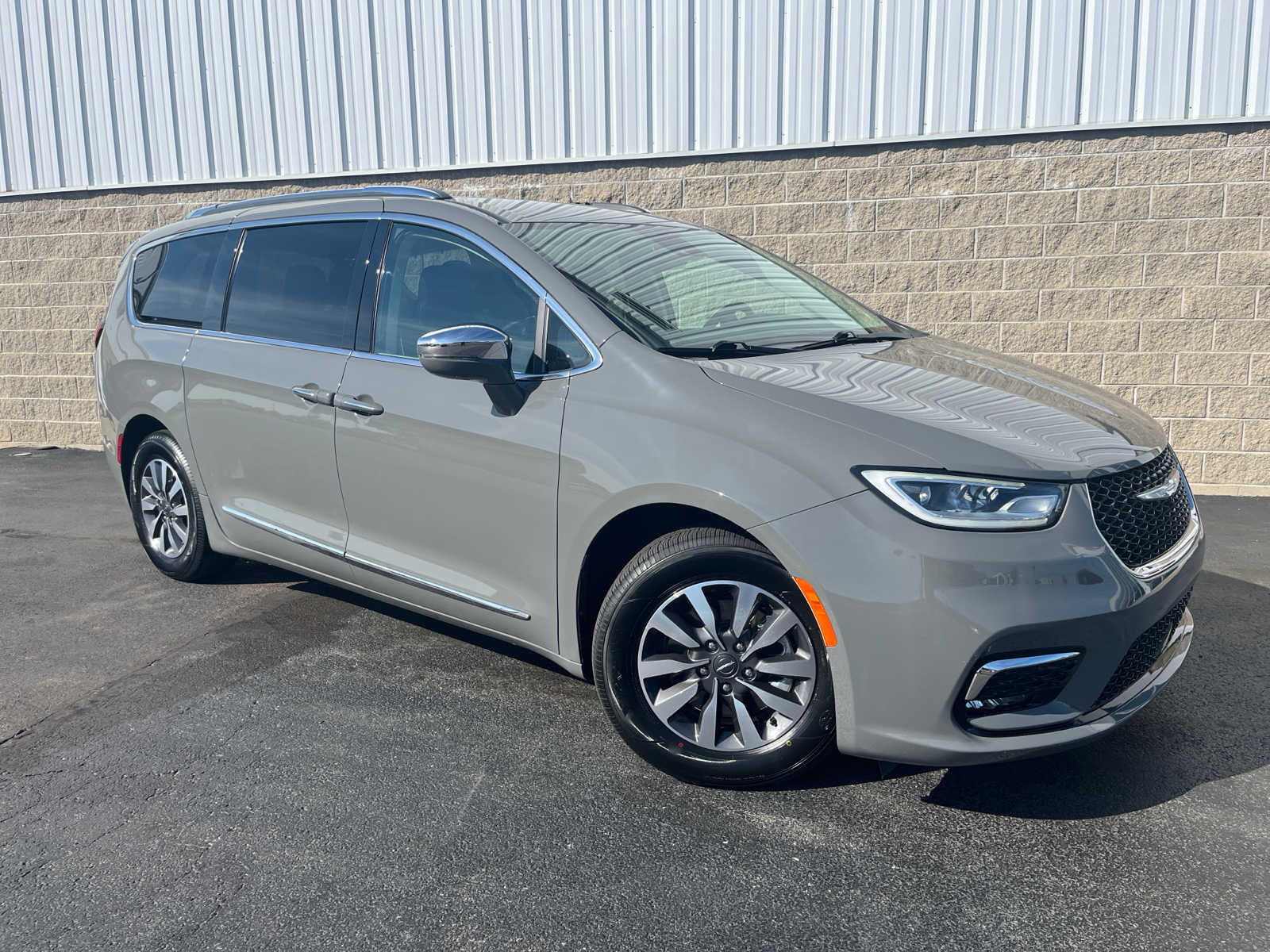 Used 2021 Chrysler Pacifica Hybrid Limited with VIN 2C4RC1S70MR563186 for sale in Wilmington, OH