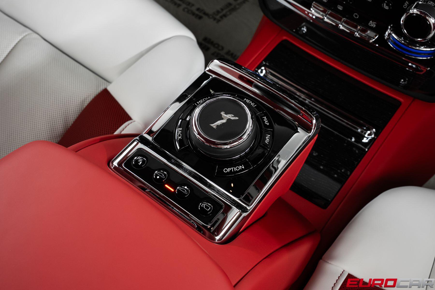 2023 Rolls-Royce Phantom EWB *CASCADE GOLD PASSENGER FASCIA*Image 31
