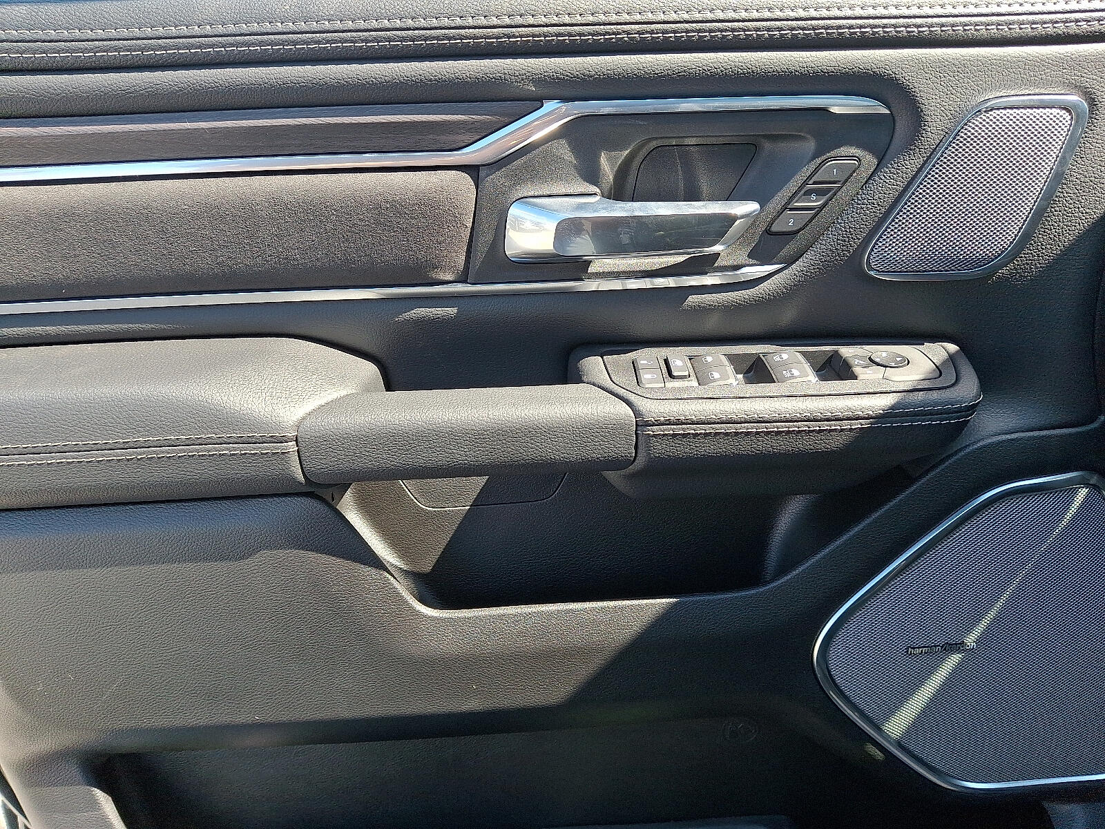 2026 RAM 1500 Laramie - Photo 8