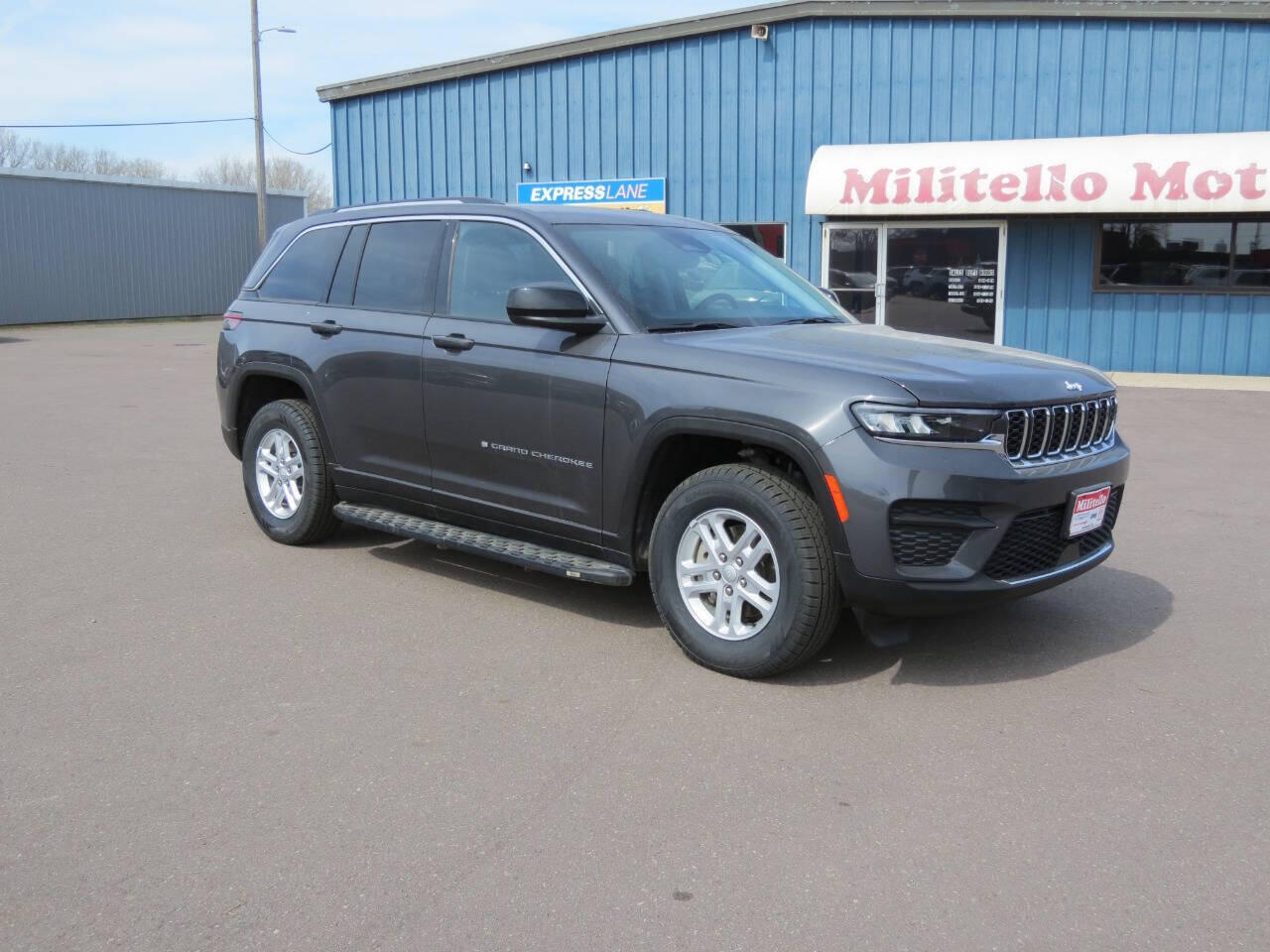 Used 2022 Jeep Grand Cherokee Laredo with VIN 1C4RJHAG3N8607744 for sale in Fairmont, Minnesota