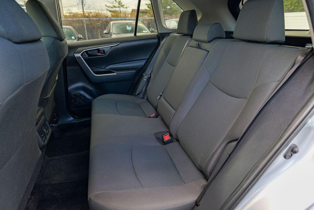 2024 Toyota RAV4 LE - Photo 25