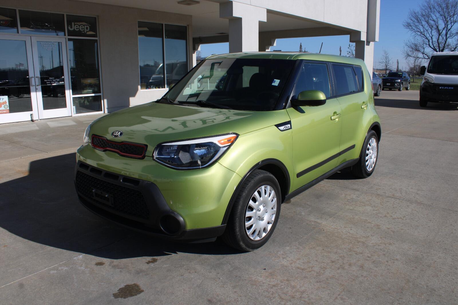 Used 2015 Kia Soul Base with VIN KNDJN2A23F7790928 for sale in Highland, IL