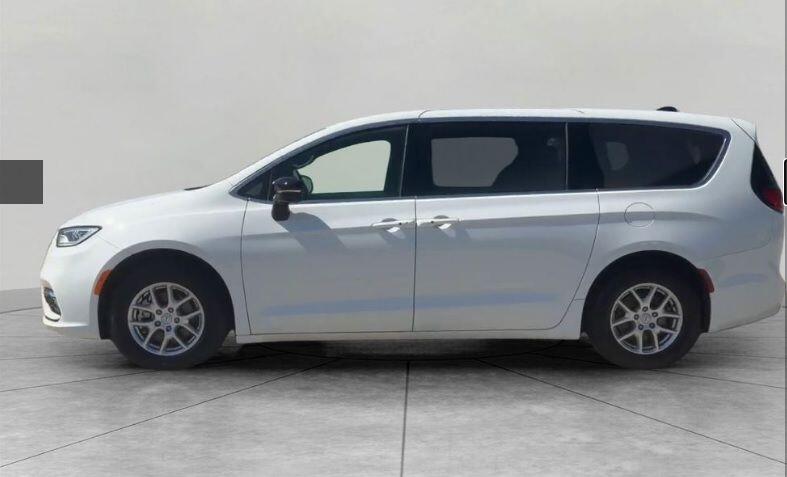 2025 Chrysler Pacifica Select's photo