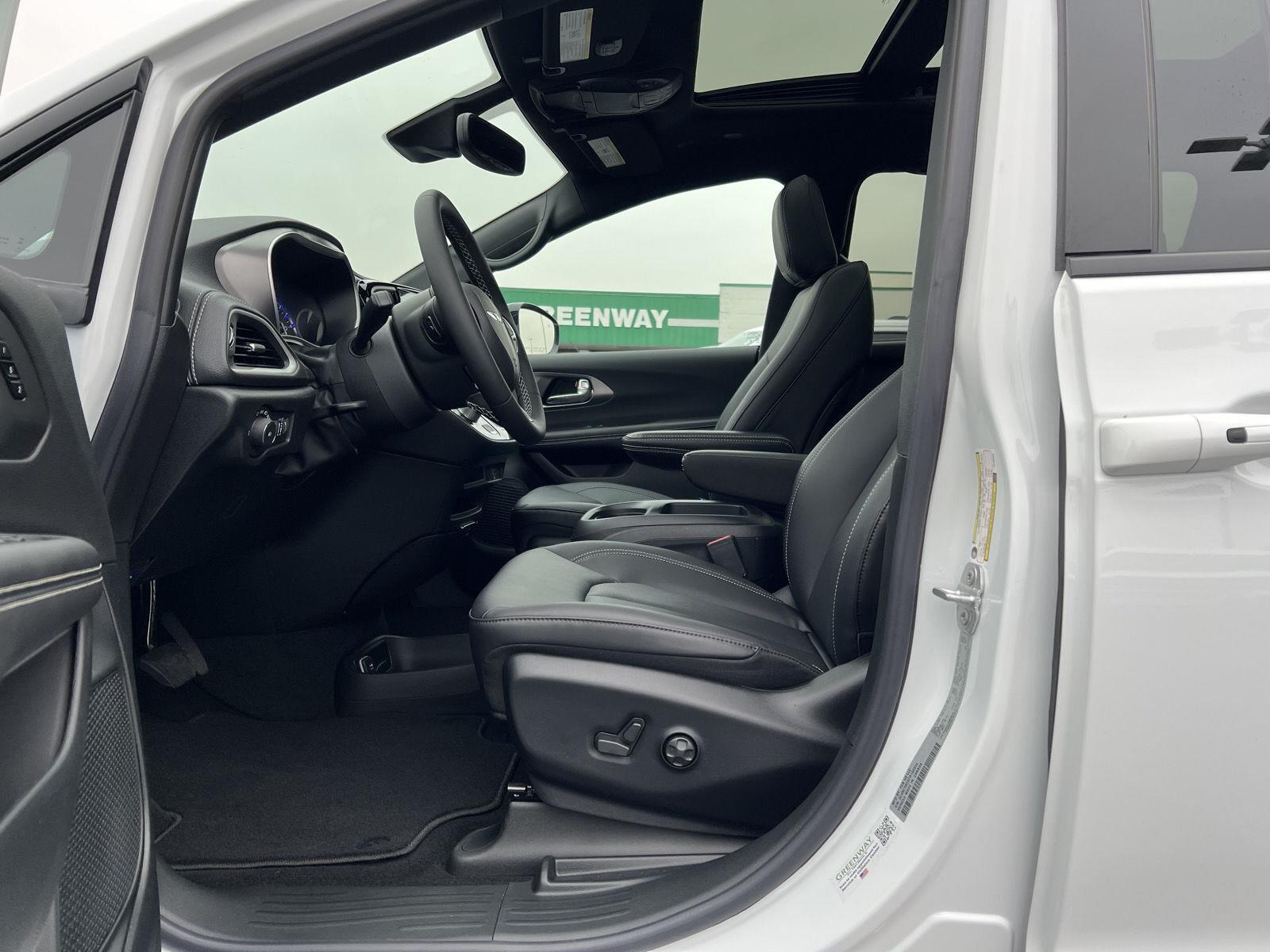 2026 Chrysler Pacifica Select - Photo 18