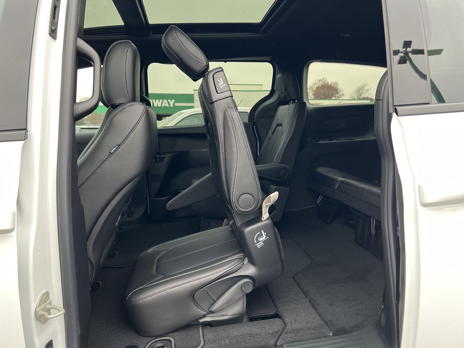 2026 Chrysler Pacifica Select - Photo 42