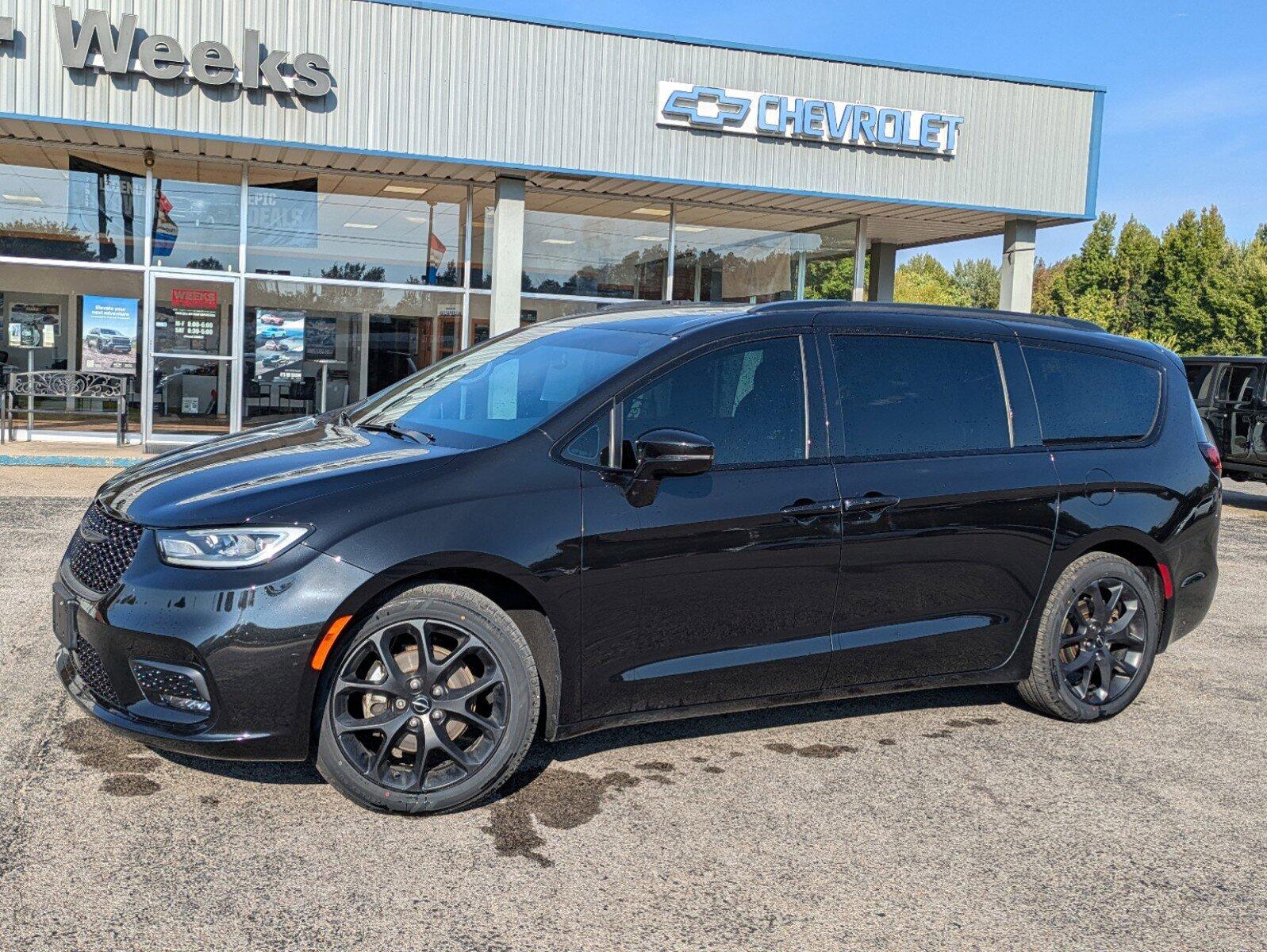 Used 2022 Chrysler Pacifica Touring L with VIN 2C4RC1BG7NR118607 for sale in Benton, IL