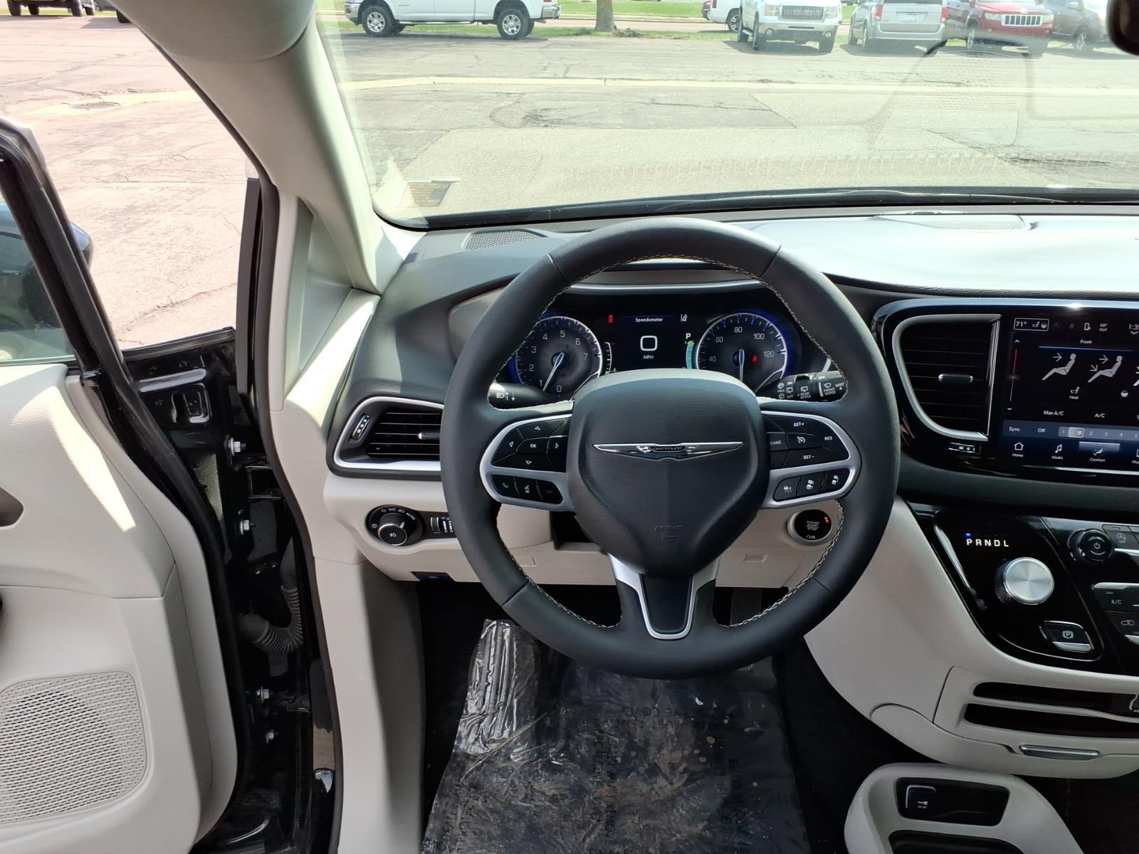 2024 Chrysler Pacifica Touring L - Photo 9