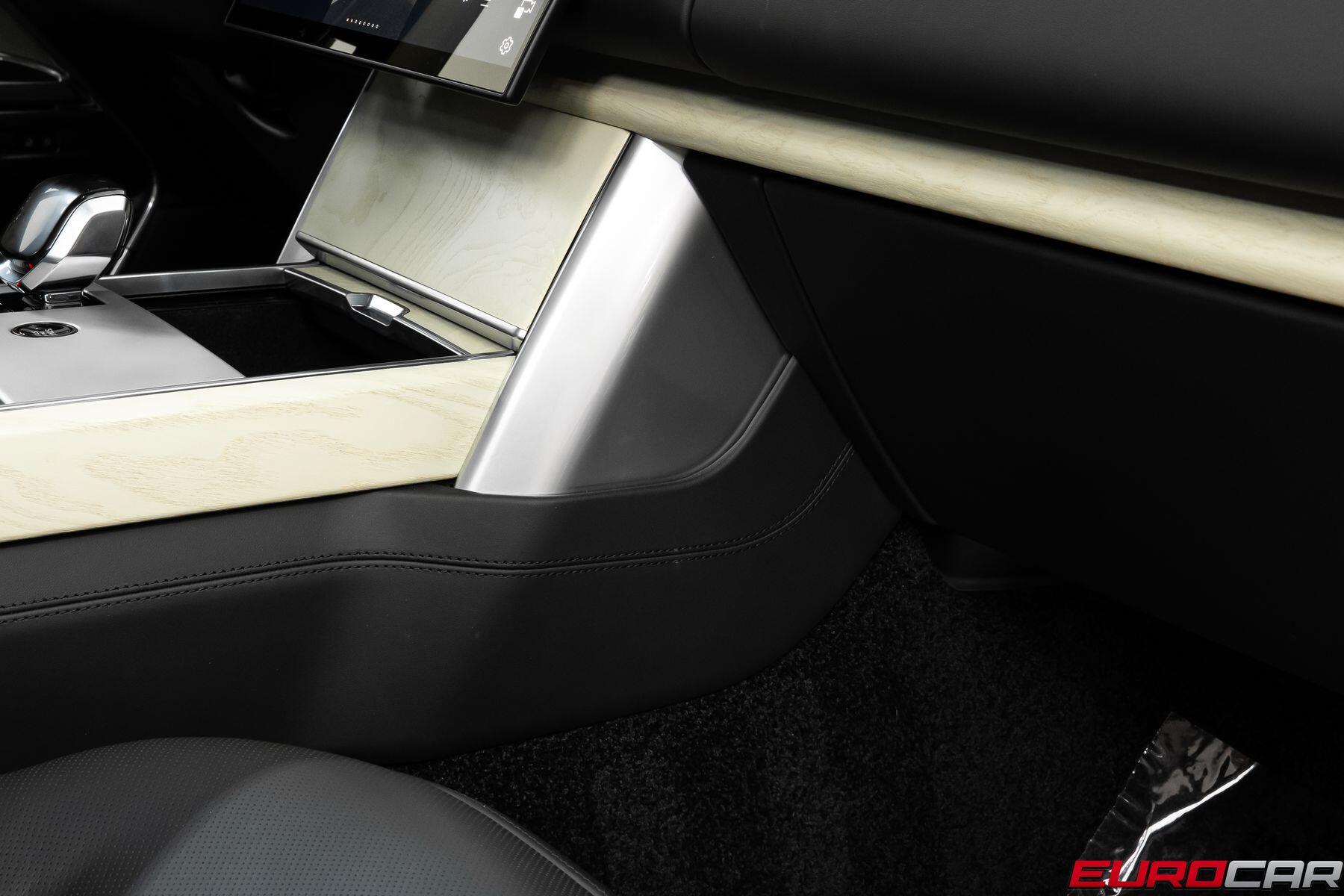 2025 Land Rover Range Rover SV *EXECUTIVE REAR SEATS * CUSTOM AL13 WHEELS*Image 32