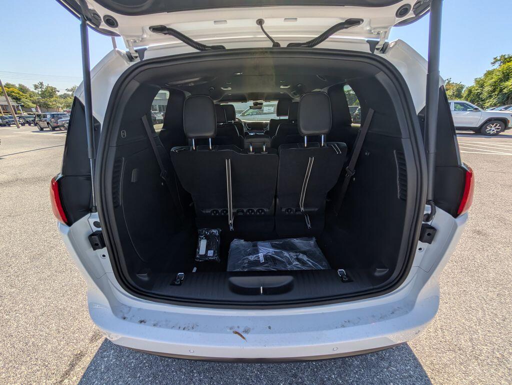 2026 Chrysler Voyager LX - Photo 6