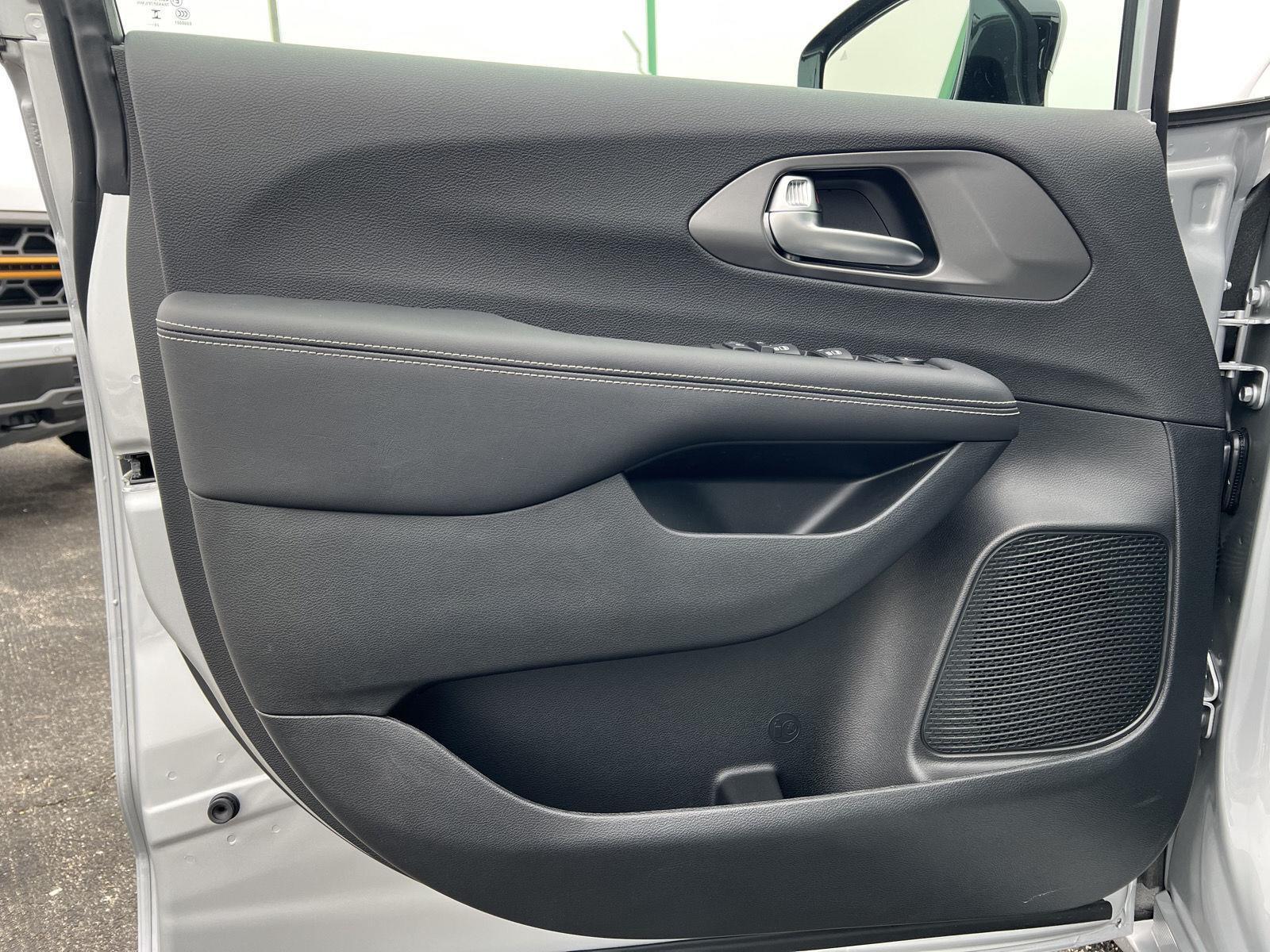 2026 Chrysler Voyager LX - Photo 11